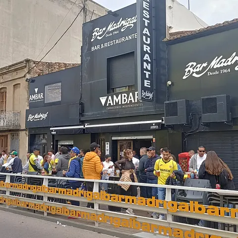 Bar Restaurante El Madrigal entrada de local con gente